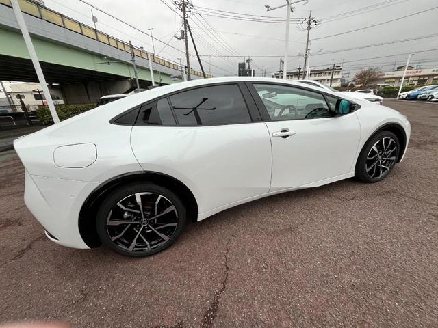 プリウス Ｚ　１２．３インチナビ　フルセグＴＶ　全方位カメラ　デジタルインナーミラー　ステアリングリモコン　クルーズコントロール　ビルトインＥＴＣ２．０　トヨタセーフティーセンス　ブラインドスポットモニター（4枚目）