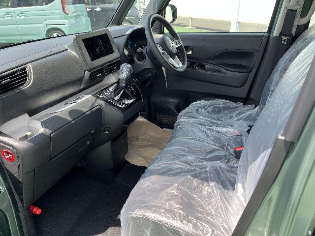 デリカミニ Ｇ　プレミアム　届出済み未使用車　ハーフレザーシート　ＬＥＤヘッドライト　ＬＥＤフォグランプ　ステアリングスイッチ　クルーズコントロール　電動パーキング　マイパイロット　両側パワースライドドア　アラウンドビューモニタ（14枚目）