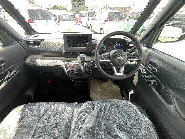 デリカミニ Ｔ　プレミアム　届出済み未使用車　ハーフレザーシート　ＬＥＤヘッドライト　ＬＥＤフォグランプ　ステアリングスイッチ　クルーズコントロール　電動パーキング　マイパイロット　両側パワースライドドア　アラウンドビューモニタ（3枚目）