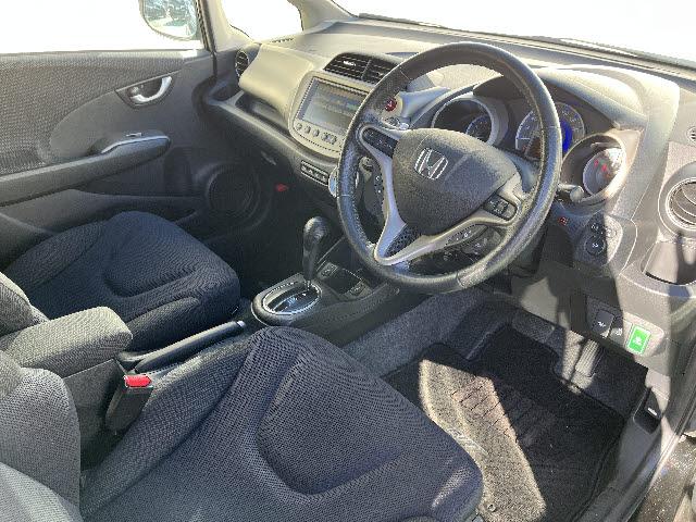 フィットハイブリッド ナビプレミアムセレクション　ＨＤＤインターナビ　ワンセグＴＶ　バックカメラ　ステアリングスイッチ　パドルシフト　ステアリングスイッチ　パドルシフト　ビルトインＥＴＣ　クルーズコントロール　ＨＩＤライト　スマートキー　前後ドラレコ（7枚目）