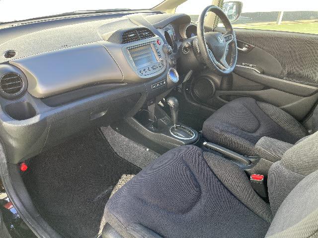 フィットハイブリッド ナビプレミアムセレクション　ＨＤＤインターナビ　ワンセグＴＶ　バックカメラ　ステアリングスイッチ　パドルシフト　ステアリングスイッチ　パドルシフト　ビルトインＥＴＣ　クルーズコントロール　ＨＩＤライト　スマートキー　前後ドラレコ（14枚目）