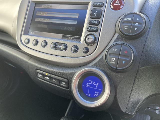 フィットハイブリッド ナビプレミアムセレクション　ＨＤＤインターナビ　ワンセグＴＶ　バックカメラ　ステアリングスイッチ　パドルシフト　ステアリングスイッチ　パドルシフト　ビルトインＥＴＣ　クルーズコントロール　ＨＩＤライト　スマートキー　前後ドラレコ（17枚目）