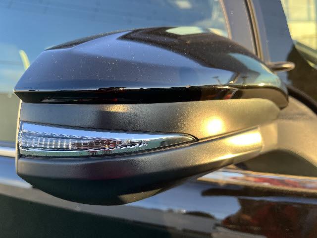 整備工場を併設しておりますので車検、点検、修理、板金等全てお任せ下さい。当店の整備工場は、陸運局認証指定工場です。車検場にお車を持ち込まなくても自社にて車検が受けられます。