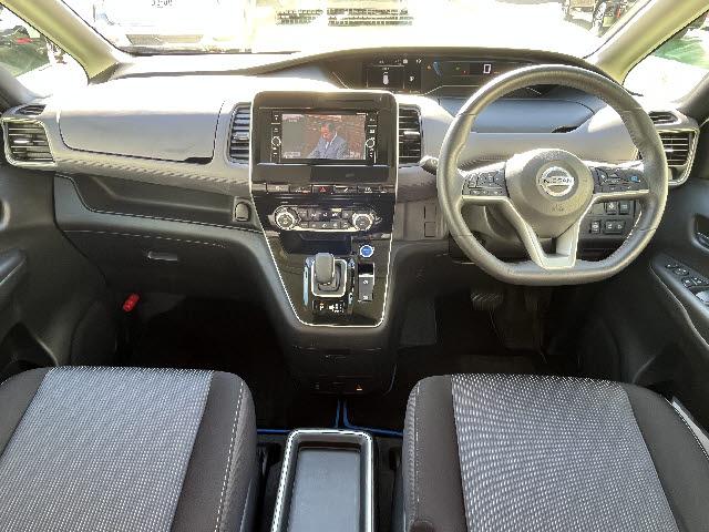 セレナ ｅ－パワー　ハイウェイスターＶ　セーフティパックＢ　ＳＤナビ　フルセグＴＶ　ステアリングスイッチ　フリップダウンモニター　アラウンドビューモニター　両側パワースライドドア　ハイズフリーパワスラ　プロパイロット　電動パーキング（3枚目）