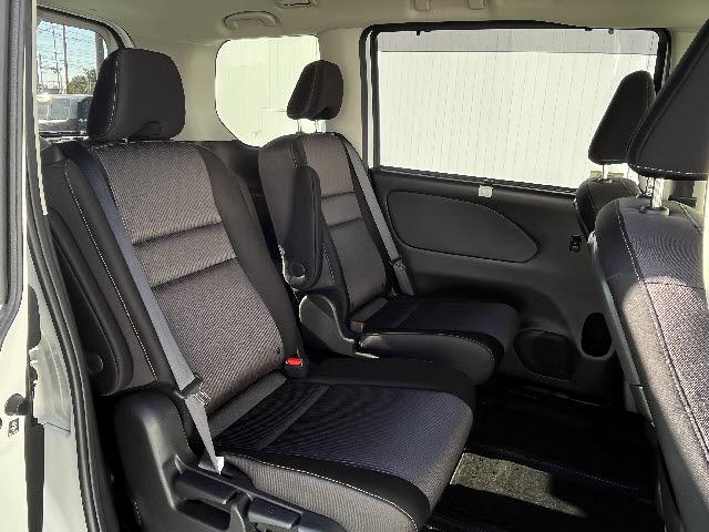 セレナ ｅ－パワー　ハイウェイスターＶ　セーフティパックＢ　ＳＤナビ　フルセグＴＶ　ステアリングスイッチ　フリップダウンモニター　アラウンドビューモニター　両側パワースライドドア　ハイズフリーパワスラ　プロパイロット　電動パーキング（8枚目）