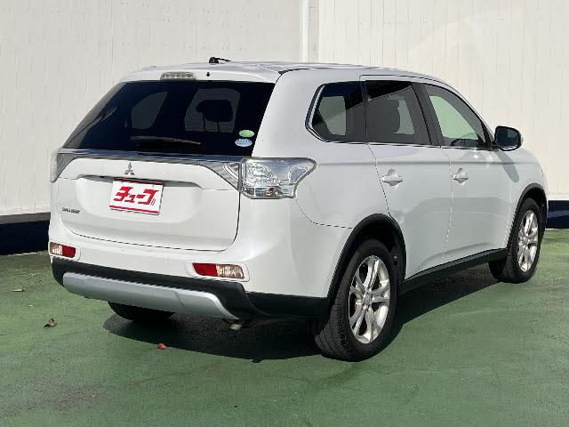 アウトランダー ２４Ｇセーフティパッケージ　Ｅアシスト　ＳＤナビフルセグ　プッシュスタ－ト　キーフリ－　追従型クルコン　車線逸脱　プッシュスタ－ト　キーフリ－　ＨＩＤライト　ＥＴＣ　７人乗り（2枚目）