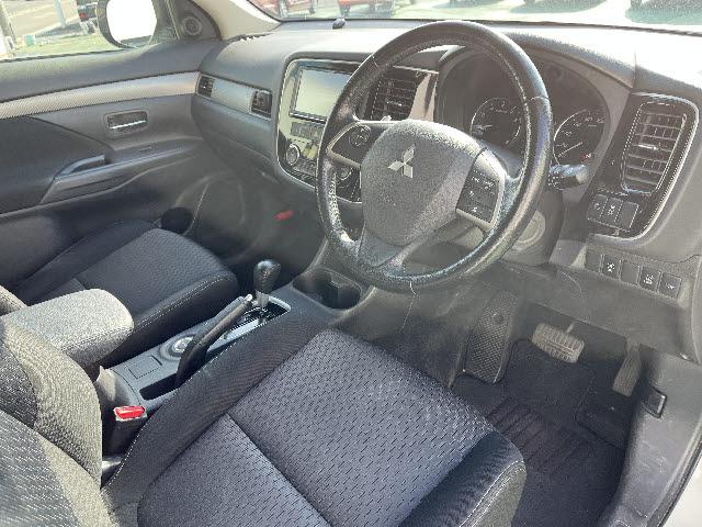 アウトランダー ２４Ｇセーフティパッケージ　Ｅアシスト　ＳＤナビフルセグ　プッシュスタ－ト　キーフリ－　追従型クルコン　車線逸脱　プッシュスタ－ト　キーフリ－　ＨＩＤライト　ＥＴＣ　７人乗り（7枚目）