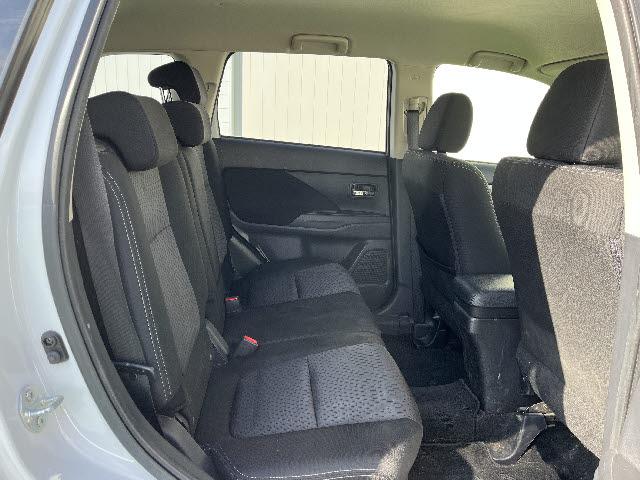 アウトランダー ２４Ｇセーフティパッケージ　Ｅアシスト　ＳＤナビフルセグ　プッシュスタ－ト　キーフリ－　追従型クルコン　車線逸脱　プッシュスタ－ト　キーフリ－　ＨＩＤライト　ＥＴＣ　７人乗り（8枚目）