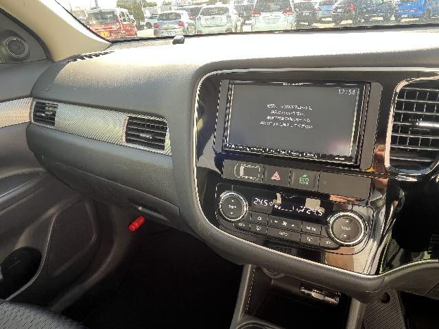 アウトランダー ２４Ｇセーフティパッケージ　Ｅアシスト　ＳＤナビフルセグ　プッシュスタ－ト　キーフリ－　追従型クルコン　車線逸脱　プッシュスタ－ト　キーフリ－　ＨＩＤライト　ＥＴＣ　７人乗り（9枚目）