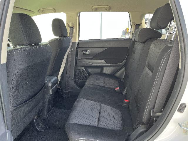 アウトランダー ２４Ｇセーフティパッケージ　Ｅアシスト　ＳＤナビフルセグ　プッシュスタ－ト　キーフリ－　追従型クルコン　車線逸脱　プッシュスタ－ト　キーフリ－　ＨＩＤライト　ＥＴＣ　７人乗り（13枚目）