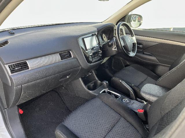 アウトランダー ２４Ｇセーフティパッケージ　Ｅアシスト　ＳＤナビフルセグ　プッシュスタ－ト　キーフリ－　追従型クルコン　車線逸脱　プッシュスタ－ト　キーフリ－　ＨＩＤライト　ＥＴＣ　７人乗り（14枚目）