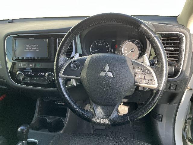 アウトランダー ２４Ｇセーフティパッケージ　Ｅアシスト　ＳＤナビフルセグ　プッシュスタ－ト　キーフリ－　追従型クルコン　車線逸脱　プッシュスタ－ト　キーフリ－　ＨＩＤライト　ＥＴＣ　７人乗り（15枚目）