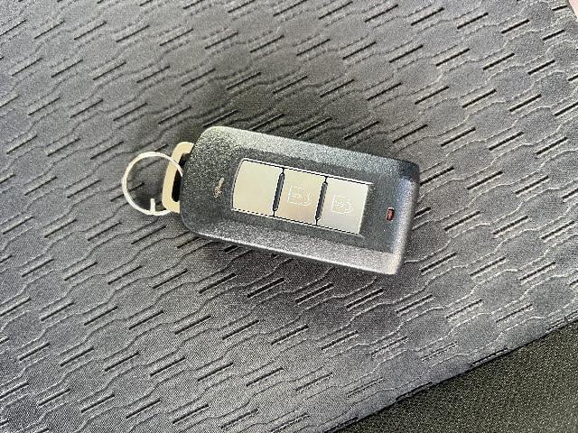 アウトランダー ２４Ｇセーフティパッケージ　Ｅアシスト　ＳＤナビフルセグ　プッシュスタ－ト　キーフリ－　追従型クルコン　車線逸脱　プッシュスタ－ト　キーフリ－　ＨＩＤライト　ＥＴＣ　７人乗り（26枚目）