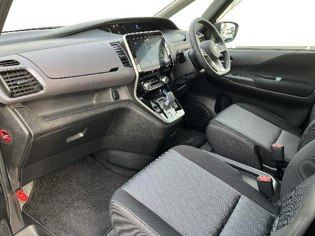 セレナ ｅ－パワー　ハイウェイスターＶ　プロパイロット　メーカーＳＤナビ　フルセグＴＶ　アラウンドビューモニター　エマージェンシーブレーキ　ステアリングスイッチ　フリップダウンモニター　両側パワースライドドア　デジタルインナーミラー（14枚目）