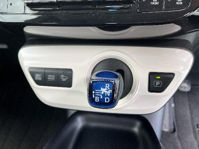 プリウス Ｓセーフティプラス　ＳＤナビ　フルセグＴＶ　バックカメラ　ステアリングスイッチ　クルーズコントロール　プリクラッシュセーフティー　ＬＥＤヘッドライト　ＬＥＤフォグランプ　ビルトインＥＴＣ２．０　キーフリー（16枚目）