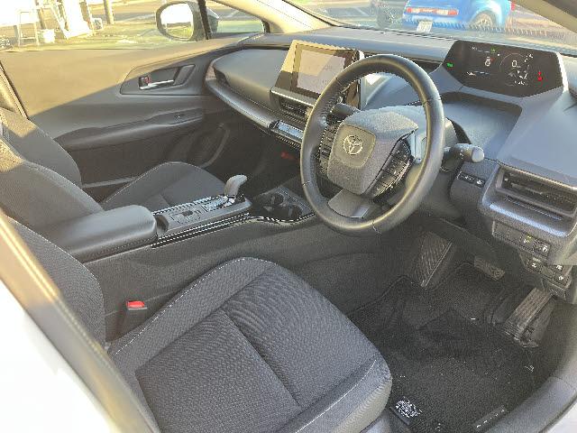 プリウス Ｇ　ディスプレイオーディオ　フルセグＴＶ　　ビルトインＥＴＣ２．０　　ＬＥＤヘッドライト　前後ドライブレコーダー　追従型クルーズコントロール　電動パーキング　トヨタセーフティセンス　左右シートヒーター（7枚目）