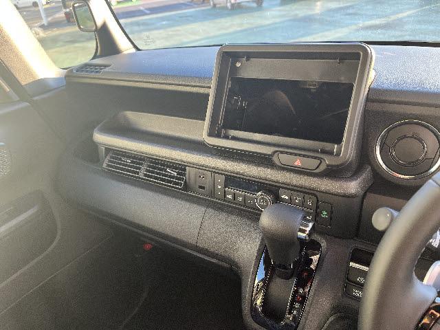 Ｎ－ＢＯＸカスタム ターボ　届出済未使用車　ホンダセンシング　左右シートヒーター　両側パワースライドドア　ＬＥＤヘッドライト　ＬＥＤフォグランプ　電動パーキング　アクティブクルーズコントロール　パドルシフト　ステアリングスイッチ（9枚目）