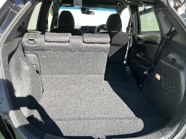 フィットハイブリッド Ｓ　ホンダセンシング　ワンオーナー　ＳＤナビ　フルセグＴＶ　ステアリングスイッチ　バックカメラ　ビルトインＥＴＣ　パドルシフト　レーダークルーズコントロール　ＬＥＤヘッドライト　ＬＥＤフォグランプ　キーフリー（18枚目）