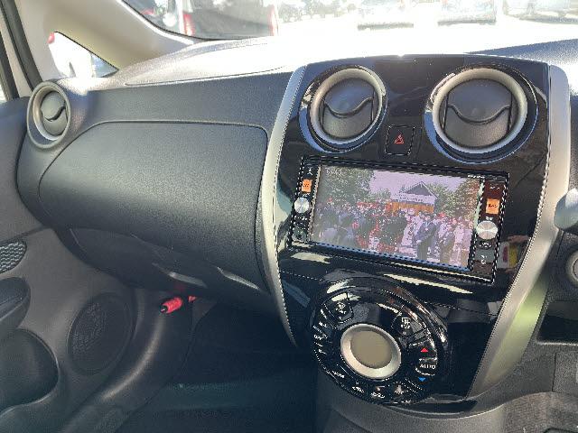 ノート エアロスタイルＶ＋セーフティ　ワンオーナー　ＳＤナビ　フルセグＴＶ　ＥＴＣ　アラウンドビューモニター　エマージェンシーブレーキ　キーフリー　プッシュスタート　アイドリングストップ　ＬＥＤヘッドライト（9枚目）