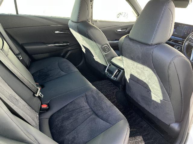 クラウンハイブリッド Ｓ　トヨタセーフティセンス　メーカーナビ　フルセグＴＶ　ステアリングスイッチ　全方位カメラ　ビルトインＥＴＣ　ＢＳＭ　クルーズコントロール　ＬＥＤヘッドライト　ＬＥＤフォグランプ　ハーフレザーシート（8枚目）