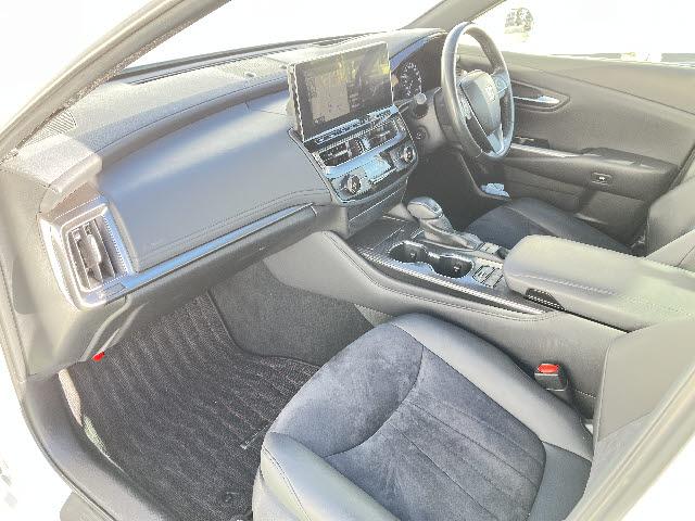 クラウンハイブリッド Ｓ　トヨタセーフティセンス　メーカーナビ　フルセグＴＶ　ステアリングスイッチ　全方位カメラ　ビルトインＥＴＣ　ＢＳＭ　クルーズコントロール　ＬＥＤヘッドライト　ＬＥＤフォグランプ　ハーフレザーシート（14枚目）