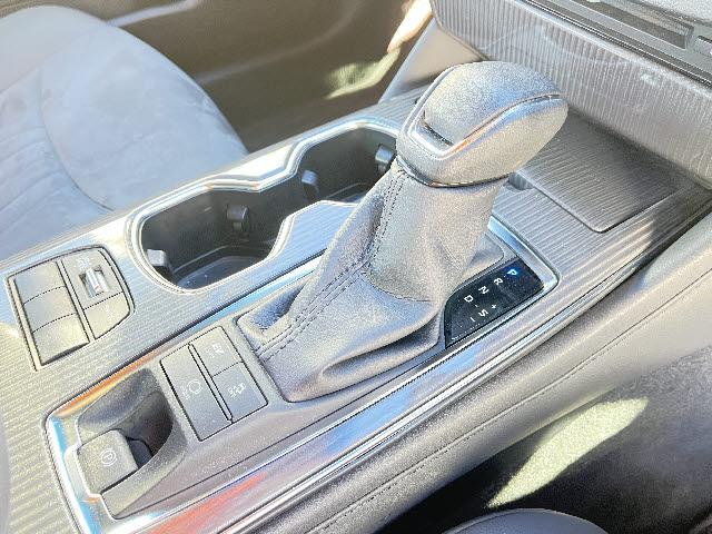 クラウンハイブリッド Ｓ　トヨタセーフティセンス　メーカーナビ　フルセグＴＶ　ステアリングスイッチ　全方位カメラ　ビルトインＥＴＣ　ＢＳＭ　クルーズコントロール　ＬＥＤヘッドライト　ＬＥＤフォグランプ　ハーフレザーシート（16枚目）