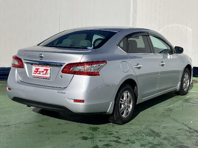 シルフィ Ｇ　純正ＳＤナビ　フルセグ　ＤＶＤ再生　ＢＬＵＥＴＯＯＴＨ　バックカメラ　ＥＴＣ　キセノンライト　フォグランプ　プッシュスタート　サイドエアバック　カーテンエアバック　ｅｃｏモードボタン　革巻きハンドル（5枚目）