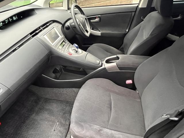 プリウス Ｓ　バックモニター・ビルトインＥＴＣ・ＨＩＤヘッドライト・純正ＳＤナビ・ＣＤ・ラジオ・Ｂｌｕｅｔｏｏｔｈ・ワンセグＴＶ・オートエアコン・キーフリーシステム・プッシュスタート・電動格納ミラー（3枚目）