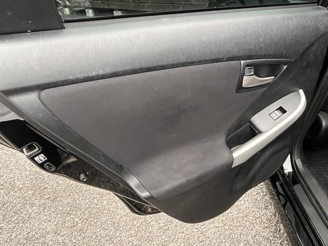 プリウス Ｓ　バックモニター・ビルトインＥＴＣ・ＨＩＤヘッドライト・純正ＳＤナビ・ＣＤ・ラジオ・Ｂｌｕｅｔｏｏｔｈ・ワンセグＴＶ・オートエアコン・キーフリーシステム・プッシュスタート・電動格納ミラー（4枚目）