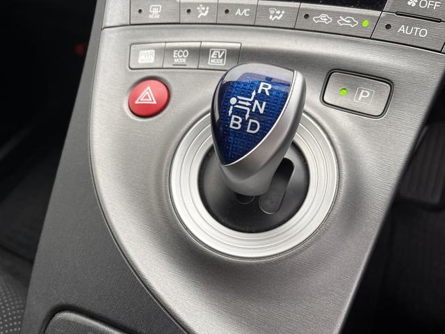 プリウス Ｓ　バックモニター・ビルトインＥＴＣ・ＨＩＤヘッドライト・純正ＳＤナビ・ＣＤ・ラジオ・Ｂｌｕｅｔｏｏｔｈ・ワンセグＴＶ・オートエアコン・キーフリーシステム・プッシュスタート・電動格納ミラー（5枚目）