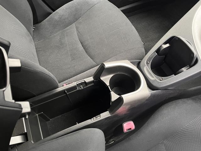 プリウス Ｓ　バックモニター・ビルトインＥＴＣ・ＨＩＤヘッドライト・純正ＳＤナビ・ＣＤ・ラジオ・Ｂｌｕｅｔｏｏｔｈ・ワンセグＴＶ・オートエアコン・キーフリーシステム・プッシュスタート・電動格納ミラー（7枚目）