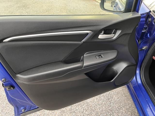 フィット １３Ｇ・Ｌパッケージ　ワンオーナー・８インチメモリーナビ・フルセグＴＶ・Ｂｌｕｅｔｏｏｔｈ・バックカメラ・ステアリングリモコン・ＥＴＣ・キーフリー・オートエアコン・アイドリングストップ（3枚目）