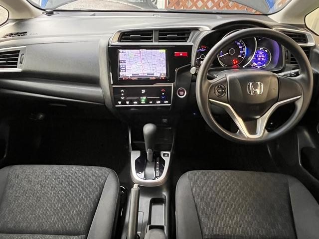 フィット １３Ｇ・Ｌパッケージ　ワンオーナー・８インチメモリーナビ・フルセグＴＶ・Ｂｌｕｅｔｏｏｔｈ・バックカメラ・ステアリングリモコン・ＥＴＣ・キーフリー・オートエアコン・アイドリングストップ（4枚目）