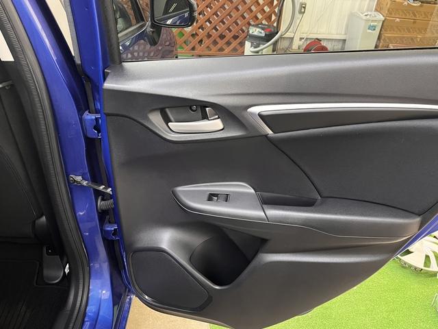 フィット １３Ｇ・Ｌパッケージ　ワンオーナー・８インチメモリーナビ・フルセグＴＶ・Ｂｌｕｅｔｏｏｔｈ・バックカメラ・ステアリングリモコン・ＥＴＣ・キーフリー・オートエアコン・アイドリングストップ（11枚目）