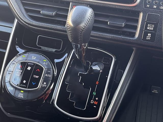 ヴォクシー ZS 煌III ZSキラメキ3_9インチSDナビ_フルセグTV_純正フリップダウンモニター_ETC2.0_セーフティーセンス_クルーズコントロール_両側パワースライドドア_LEDヘッドライト_オートライト_キーフリー(16枚目)