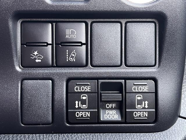 ヴォクシー ZS 煌III ZSキラメキ3_9インチSDナビ_フルセグTV_純正フリップダウンモニター_ETC2.0_セーフティーセンス_クルーズコントロール_両側パワースライドドア_LEDヘッドライト_オートライト_キーフリー(21枚目)