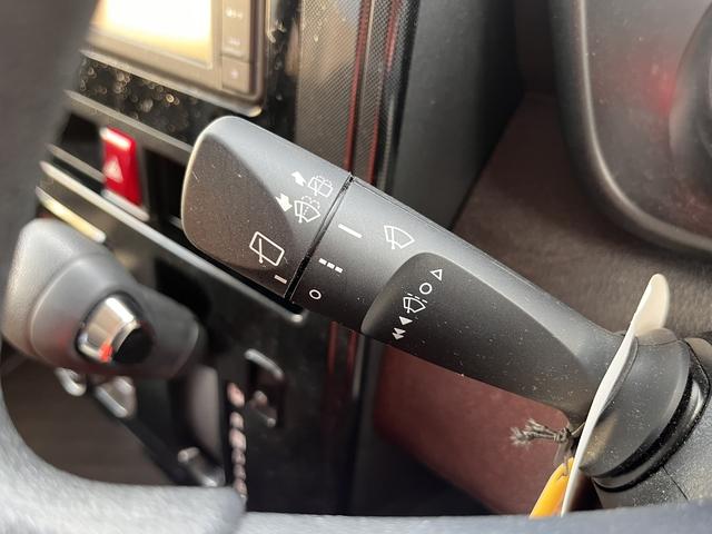 内装はルームクリーニング（室内清掃）後の納車となります♪♪　外装ももちろん磨き後の納車となります！！　プロスタッフがまごころ込めて仕上げます！！