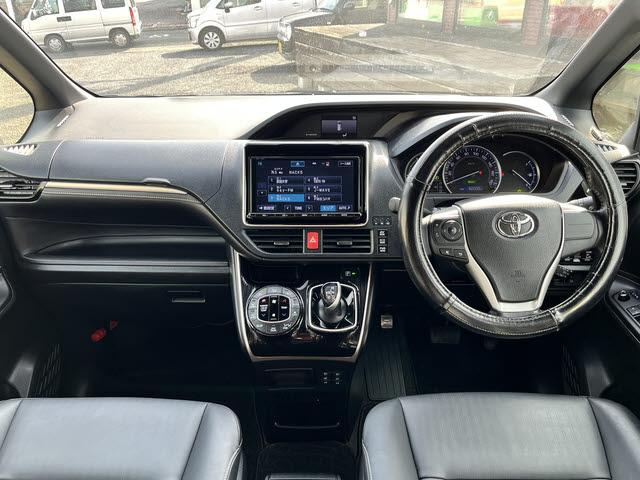 エスクァイア ハイブリッドGi ブラックテーラード ハイブリッドGiブラックテーラード_純正8インチSDナビ_フルセグTV_バックモニター_両側パワースライドドア_ビルトインETC_キーフリー_プッシュスタート_シートヒーター_レザー調シート(3枚目)