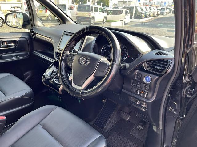 エスクァイア ハイブリッドGi ブラックテーラード ハイブリッドGiブラックテーラード_純正8インチSDナビ_フルセグTV_バックモニター_両側パワースライドドア_ビルトインETC_キーフリー_プッシュスタート_シートヒーター_レザー調シート(7枚目)