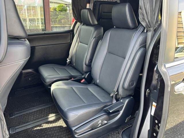 エスクァイア ハイブリッドGi ブラックテーラード ハイブリッドGiブラックテーラード_純正8インチSDナビ_フルセグTV_バックモニター_両側パワースライドドア_ビルトインETC_キーフリー_プッシュスタート_シートヒーター_レザー調シート(13枚目)