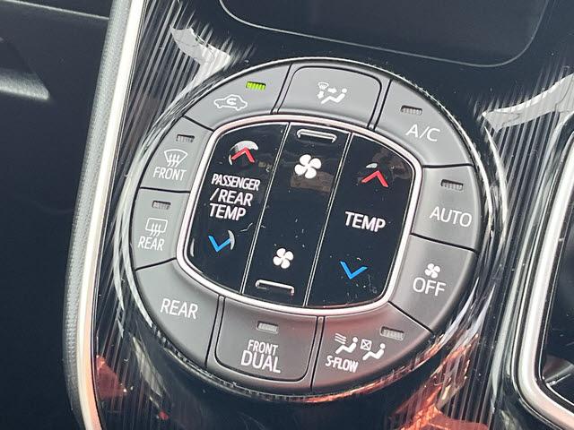 エスクァイア ハイブリッドGi ブラックテーラード ハイブリッドGiブラックテーラード_純正8インチSDナビ_フルセグTV_バックモニター_両側パワースライドドア_ビルトインETC_キーフリー_プッシュスタート_シートヒーター_レザー調シート(17枚目)