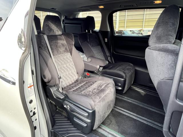 内装はルームクリーニング（室内清掃）後の納車となります♪♪　外装ももちろん磨き後の納車となります！！　プロスタッフがまごころ込めて仕上げます！！