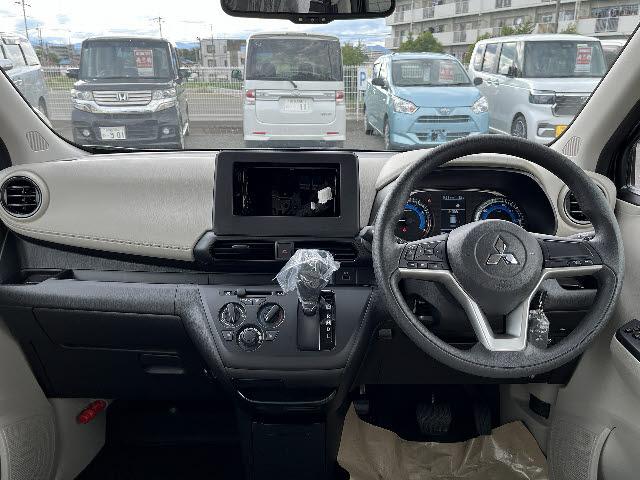 ｅＫワゴン Ｍ　登録済未使用車　キーレスエントリー　Ｅアシスト　バックカメラ　前席シートヒーター　純正ドアバイザー　純正フロアマット　電動格納ドアミラー　ＡＢＳ　ダブルエアバッグ（3枚目）