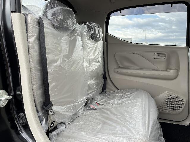 ｅＫワゴン Ｍ　登録済未使用車　キーレスエントリー　Ｅアシスト　バックカメラ　前席シートヒーター　純正ドアバイザー　純正フロアマット　電動格納ドアミラー　ＡＢＳ　ダブルエアバッグ（8枚目）