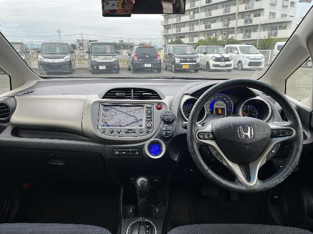 フィットハイブリッド ナビプレミアムセレクション　純正ＨＤＤナビ　ワンセグＴＶ　バックカメラ　シートヒーター　ＨＩＤヘッドライト　キーフリー　純正１５インチアルミ　ＤＶＤ再生　パドルシフト　ビルトインＥＴＣ　Ｂｌｕｅｔｏｏｔｈ　フォグランプ（3枚目）