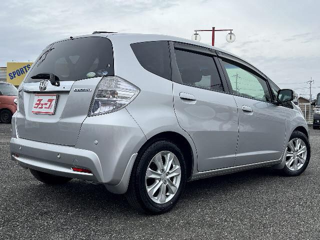 フィットハイブリッド ナビプレミアムセレクション　純正ＨＤＤナビ　ワンセグＴＶ　バックカメラ　シートヒーター　ＨＩＤヘッドライト　キーフリー　純正１５インチアルミ　ＤＶＤ再生　パドルシフト　ビルトインＥＴＣ　Ｂｌｕｅｔｏｏｔｈ　フォグランプ（5枚目）