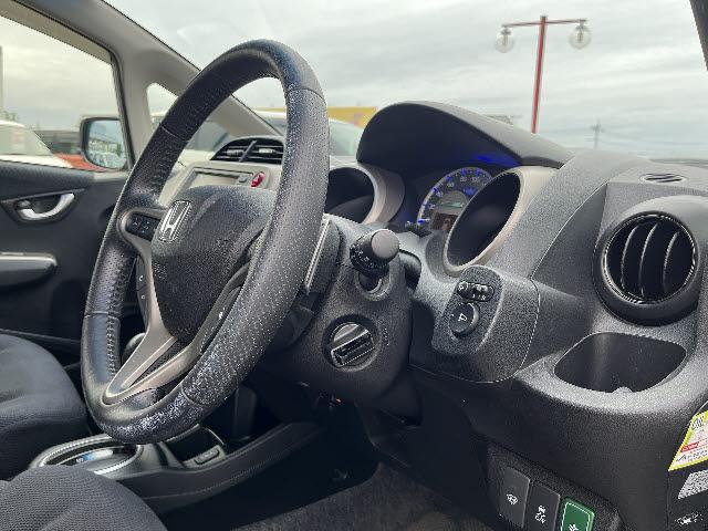 フィットハイブリッド ナビプレミアムセレクション　純正ＨＤＤナビ　ワンセグＴＶ　バックカメラ　シートヒーター　ＨＩＤヘッドライト　キーフリー　純正１５インチアルミ　ＤＶＤ再生　パドルシフト　ビルトインＥＴＣ　Ｂｌｕｅｔｏｏｔｈ　フォグランプ（7枚目）