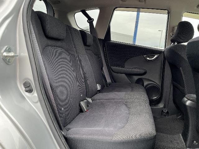 フィットハイブリッド ナビプレミアムセレクション　純正ＨＤＤナビ　ワンセグＴＶ　バックカメラ　シートヒーター　ＨＩＤヘッドライト　キーフリー　純正１５インチアルミ　ＤＶＤ再生　パドルシフト　ビルトインＥＴＣ　Ｂｌｕｅｔｏｏｔｈ　フォグランプ（8枚目）