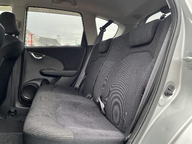 フィットハイブリッド ナビプレミアムセレクション　純正ＨＤＤナビ　ワンセグＴＶ　バックカメラ　シートヒーター　ＨＩＤヘッドライト　キーフリー　純正１５インチアルミ　ＤＶＤ再生　パドルシフト　ビルトインＥＴＣ　Ｂｌｕｅｔｏｏｔｈ　フォグランプ（13枚目）