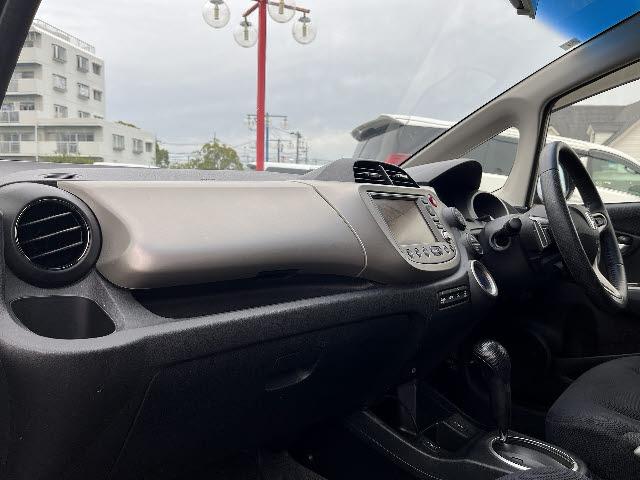 フィットハイブリッド ナビプレミアムセレクション　純正ＨＤＤナビ　ワンセグＴＶ　バックカメラ　シートヒーター　ＨＩＤヘッドライト　キーフリー　純正１５インチアルミ　ＤＶＤ再生　パドルシフト　ビルトインＥＴＣ　Ｂｌｕｅｔｏｏｔｈ　フォグランプ（14枚目）